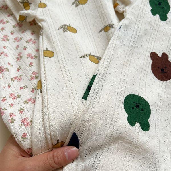 寶寶的透氣鏤空排扣爬服 