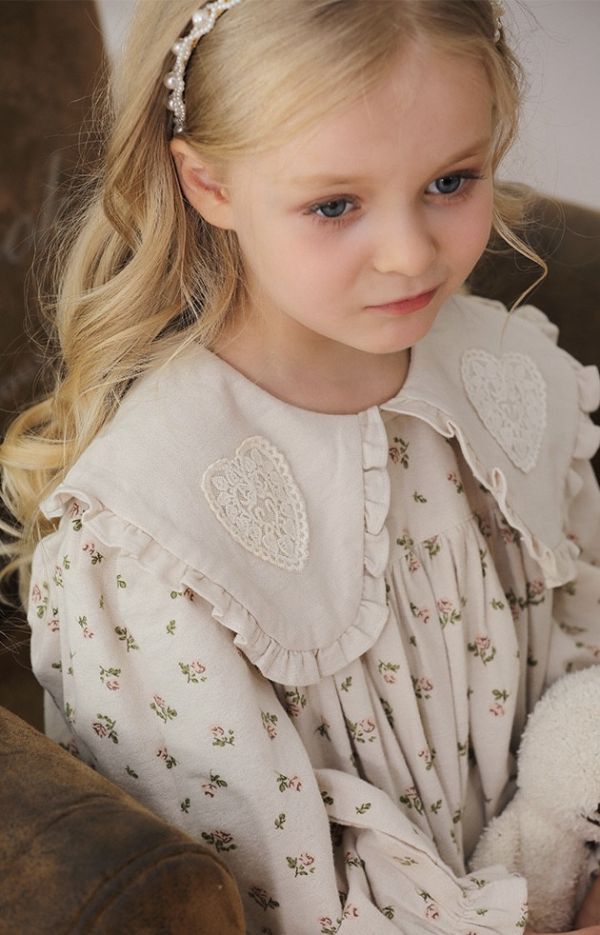 蕾心花語襯領洋裝 