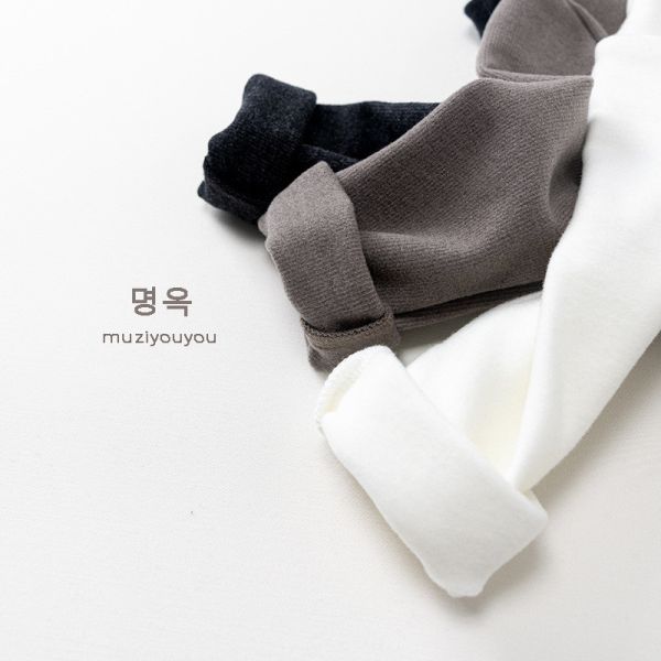 百搭半高領極簡感上衣 