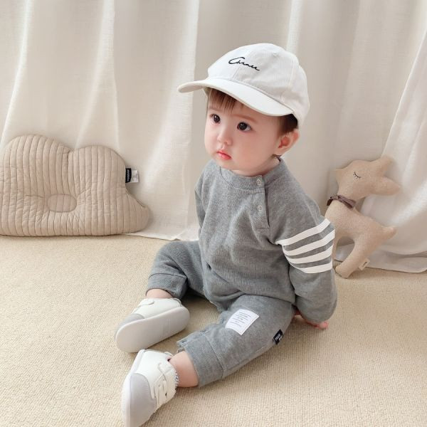 小帥氣！貼布側邊線爬服 