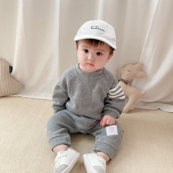 小帥氣！貼布側邊線爬服 