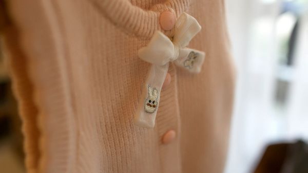 柔粉白兔尾針織背心 