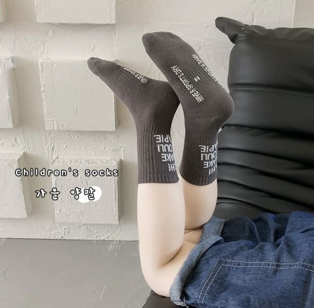 BOY休閒字母造型中筒襪 