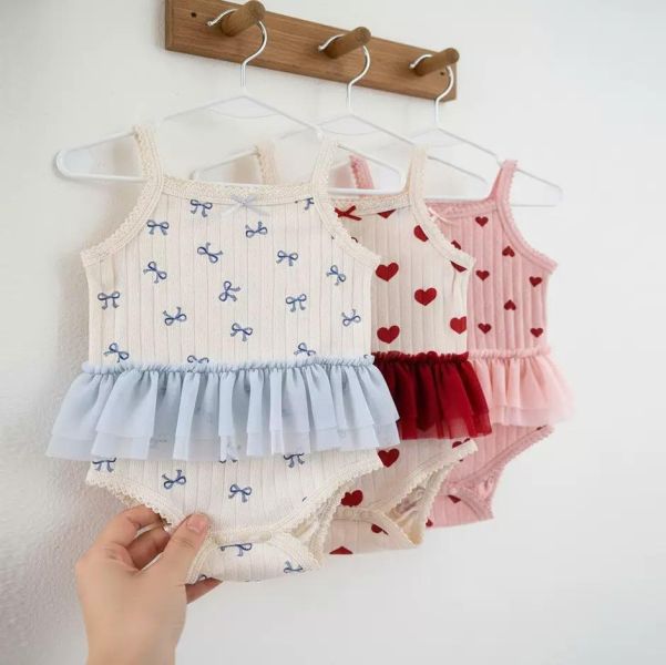 滿印小愛心蕾絲吊帶包屁 