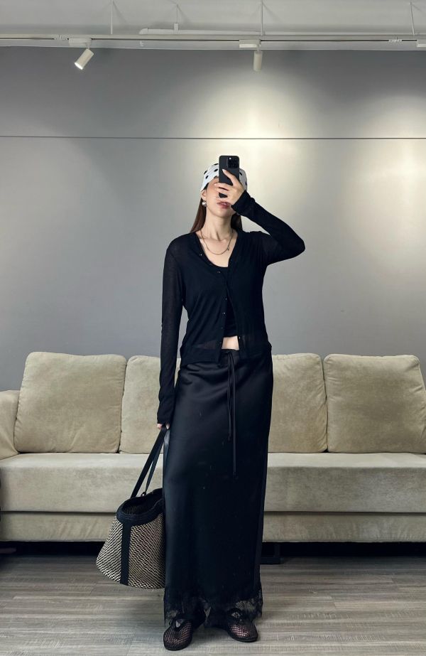 JK21 可甜可辣 下擺拼接蕾絲緞面裙(黑) 