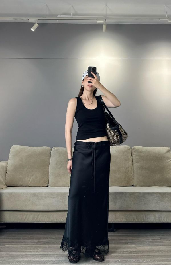 JK21 可甜可辣 下擺拼接蕾絲緞面裙(黑) 