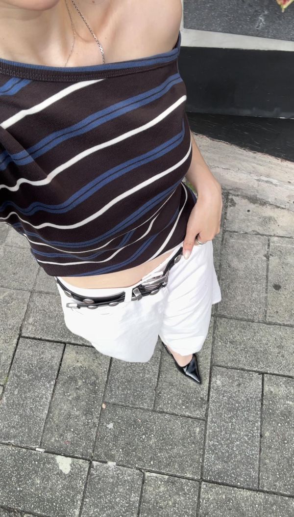 J08 誰穿誰漂亮 條文露肩衫 