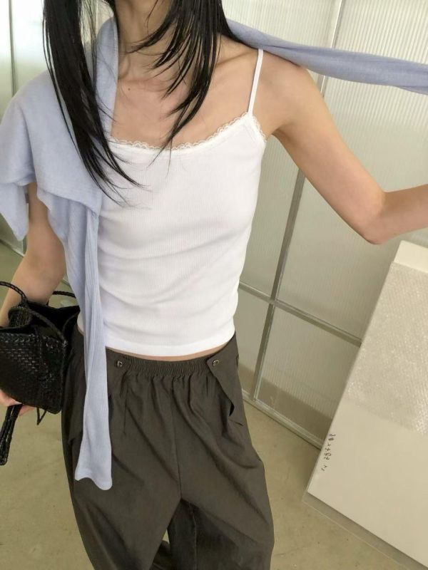 J13 百搭小蕾絲滾邊細肩背心 