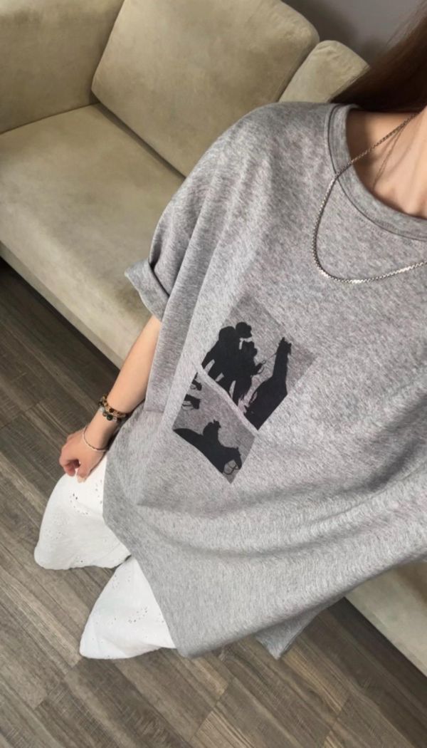 J06 *敲碗上架* 挺版圓領方格照片棉T(灰) 