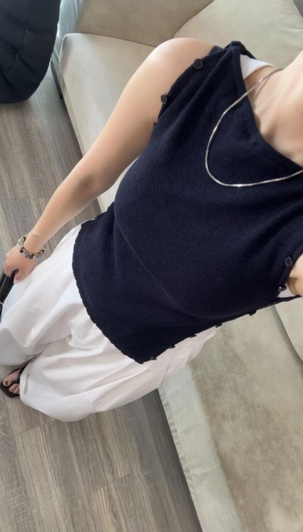 J04 一衣多穿 時髦雙側釦針織衫(深藍) 