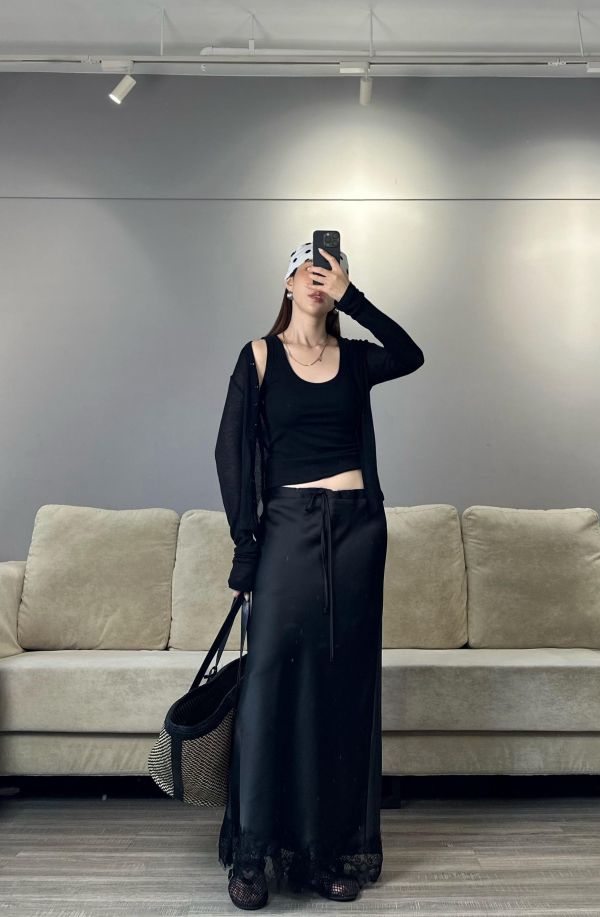 JK21 可甜可辣 下擺拼接蕾絲緞面裙(黑) 