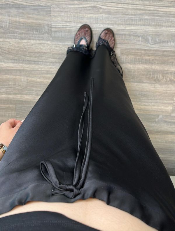 JK21 可甜可辣 下擺拼接蕾絲緞面裙(黑) 