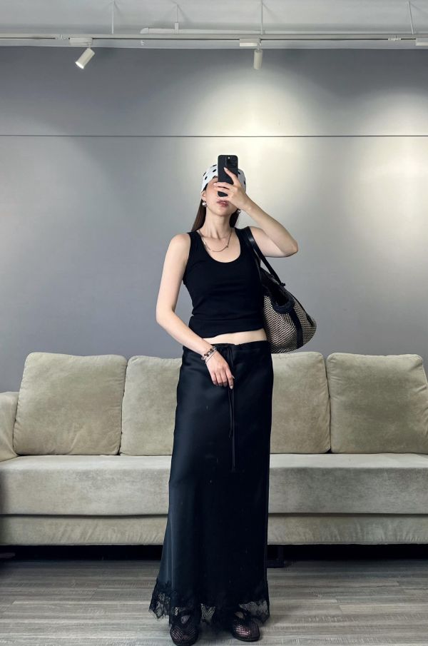 JK21 可甜可辣 下擺拼接蕾絲緞面裙(黑) 