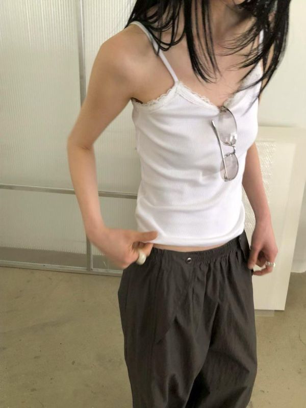 J13 百搭小蕾絲滾邊細肩背心 