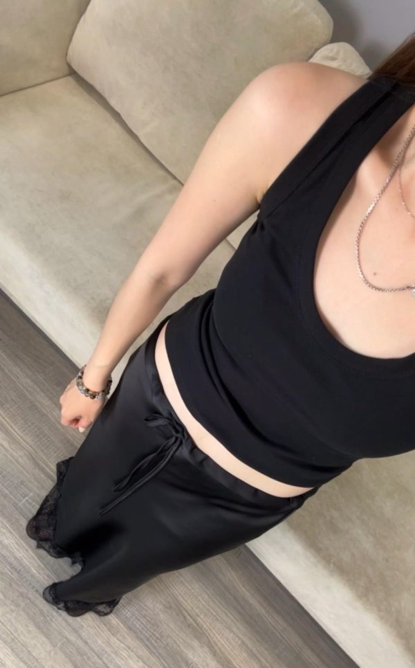 JK21 可甜可辣 下擺拼接蕾絲緞面裙(黑) 