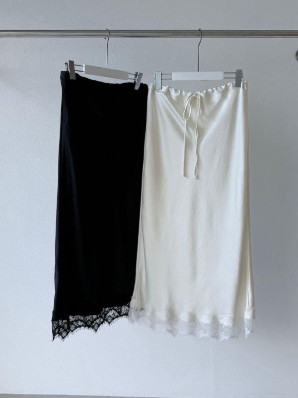 JK21 可甜可辣 下擺拼接蕾絲緞面裙(黑) 