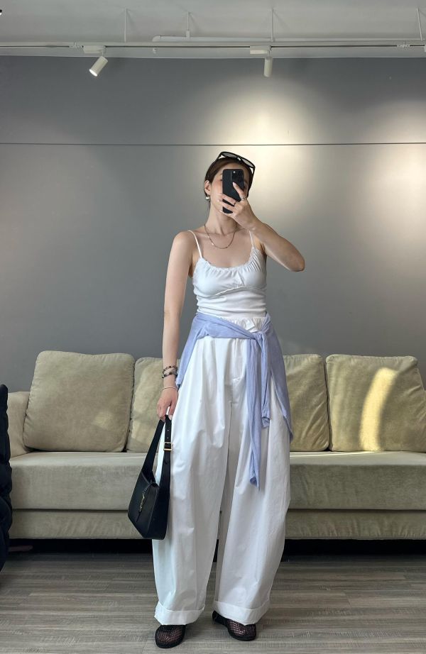 J10 巨可愛 前抓褶細肩背心(白/黑，肩帶可調節) 