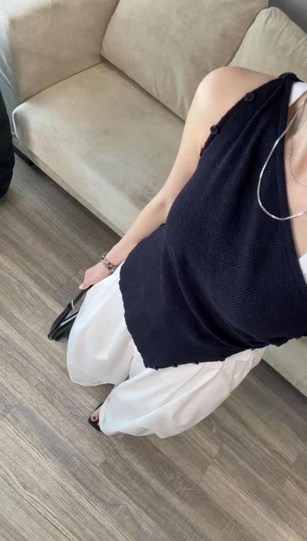 J04 一衣多穿 時髦雙側釦針織衫(深藍) 