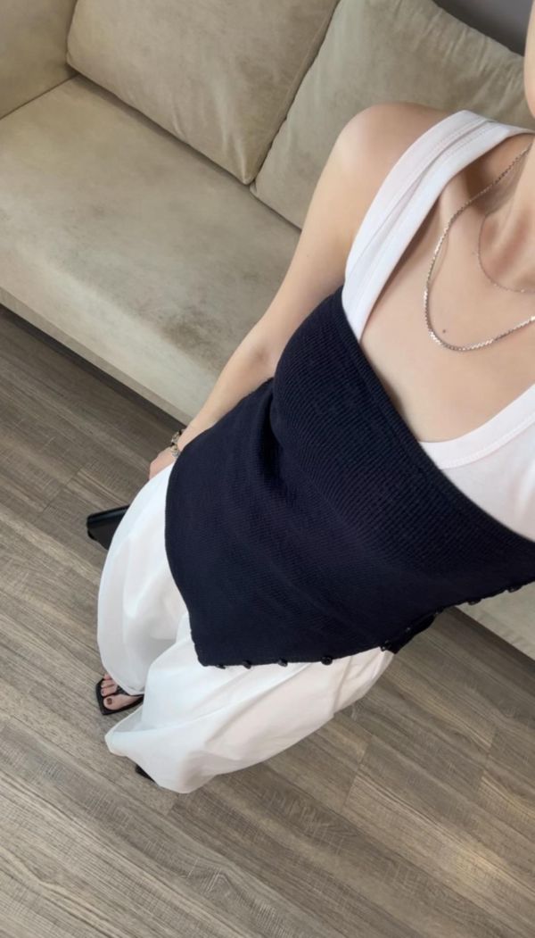 J04 一衣多穿 時髦雙側釦針織衫(深藍) 