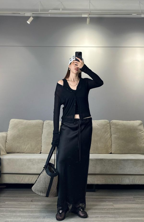 JK21 可甜可辣 下擺拼接蕾絲緞面裙(黑) 