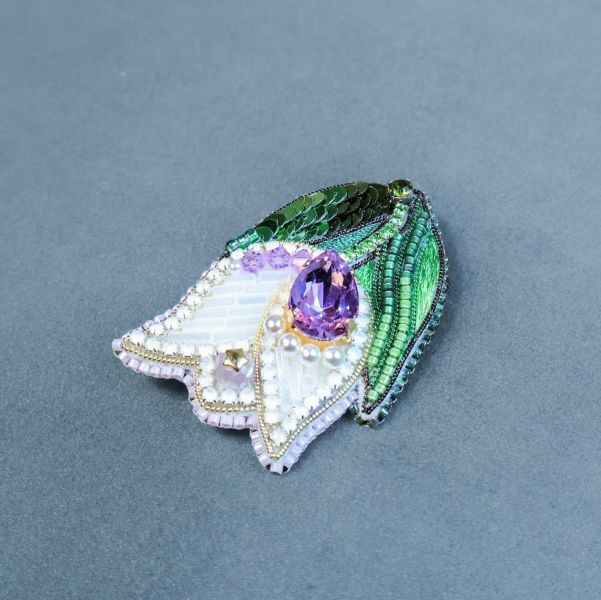 紫色鬱金香別針 手工刺繡胸針,珠繡胸針,施華洛世奇胸針,手工飾品,精品胸針,台灣設計品牌,珍珠胸針,精緻飾品,禮物推薦,高質感配件