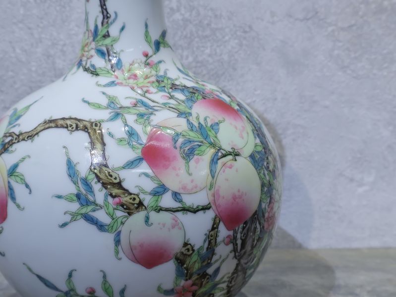 粉彩石榴瓶 