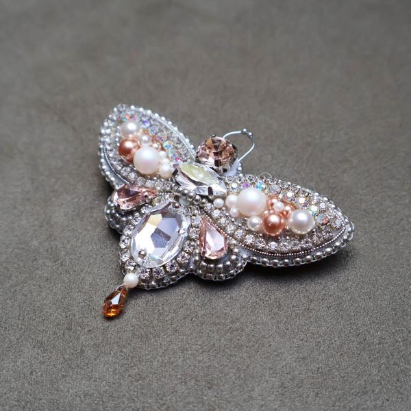 飛蛾別針 手工刺繡胸針 / 珠繡胸針 / 施華洛世奇胸針 / 手工飾品 / 精品胸針 / 台灣設計品牌 / 珍珠胸針 / 精緻飾品 / 禮物推薦 / 高質感配件