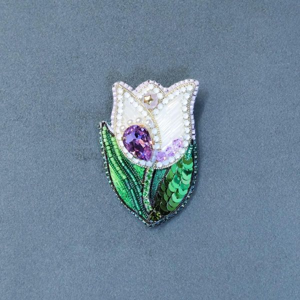 紫色鬱金香別針 手工刺繡胸針,珠繡胸針,施華洛世奇胸針,手工飾品,精品胸針,台灣設計品牌,珍珠胸針,精緻飾品,禮物推薦,高質感配件