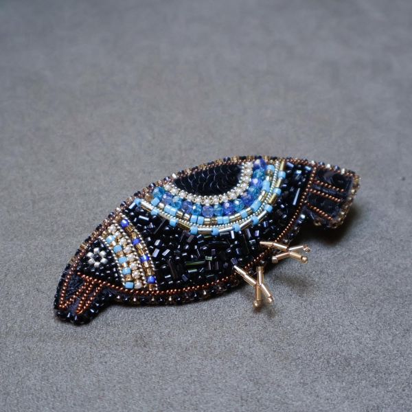 愛打扮的小烏鴉別針 手工刺繡胸針 / 珠繡胸針 / 施華洛世奇胸針 / 手工飾品 / 精品胸針 / 台灣設計品牌 / 珍珠胸針 / 精緻飾品 / 禮物推薦 / 高質感配件