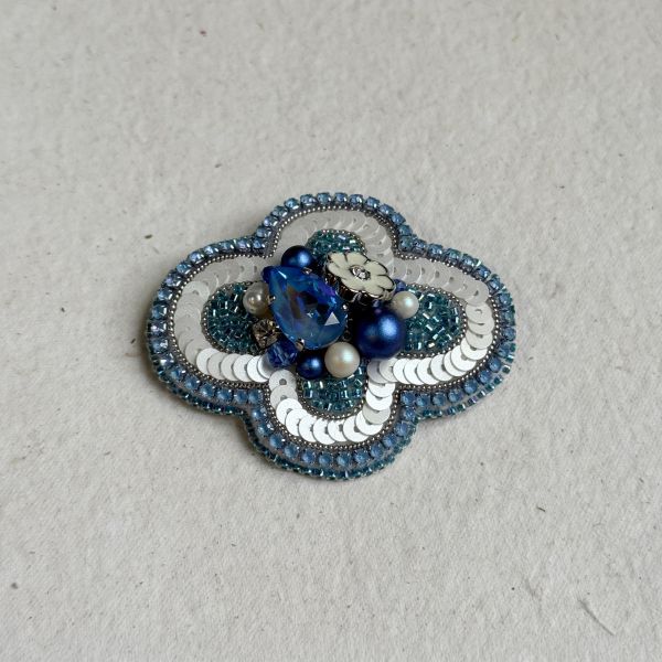 經典款別針-藍 手工刺繡胸針,珠繡胸針,施華洛世奇胸針,手工飾品,精品胸針,台灣設計品牌,珍珠胸針,精緻飾品,禮物推薦,高質感配件