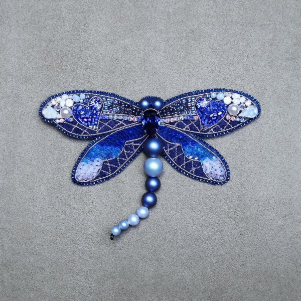 藍蜻蜓別針 手工刺繡胸針 / 珠繡胸針 / 施華洛世奇胸針 / 手工飾品 / 精品胸針 / 台灣設計品牌 / 珍珠胸針 / 精緻飾品 / 禮物推薦 / 高質感配件