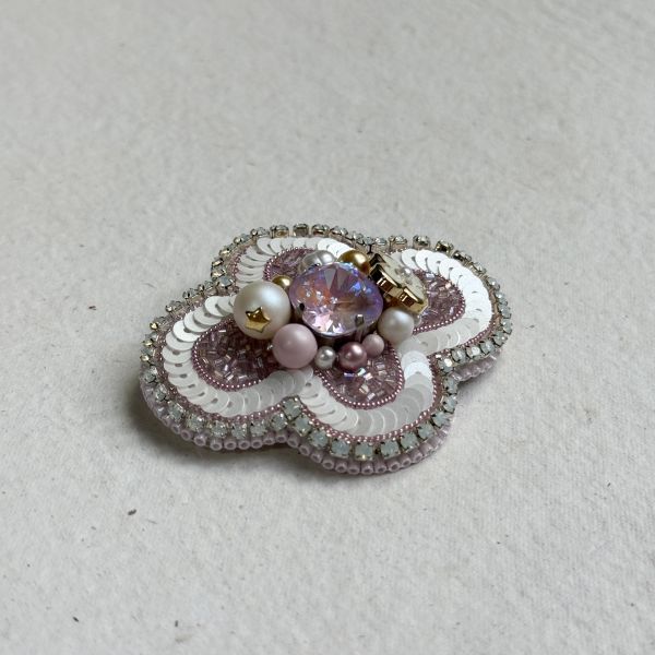 經典款別針-粉 手工刺繡胸針,珠繡胸針,施華洛世奇胸針,手工飾品,精品胸針,台灣設計品牌,珍珠胸針,精緻飾品,禮物推薦,高質感配件