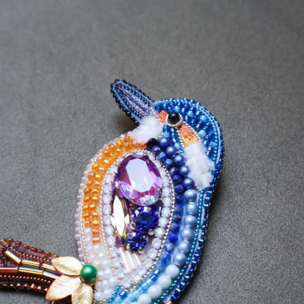 樹上翠鳥別針 手工刺繡胸針 / 珠繡胸針 / 施華洛世奇胸針 / 手工飾品 / 精品胸針 / 台灣設計品牌 / 珍珠胸針 / 精緻飾品 / 禮物推薦 / 高質感配件