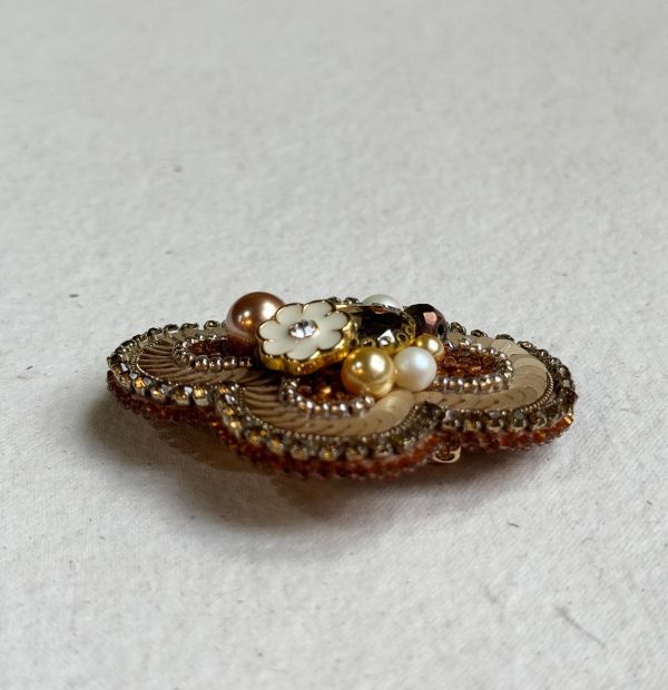 經典款別針-卡其 手工刺繡胸針,珠繡胸針,施華洛世奇胸針,手工飾品,精品胸針,台灣設計品牌,珍珠胸針,精緻飾品,禮物推薦,高質感配件