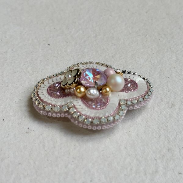 經典款別針-粉 手工刺繡胸針,珠繡胸針,施華洛世奇胸針,手工飾品,精品胸針,台灣設計品牌,珍珠胸針,精緻飾品,禮物推薦,高質感配件