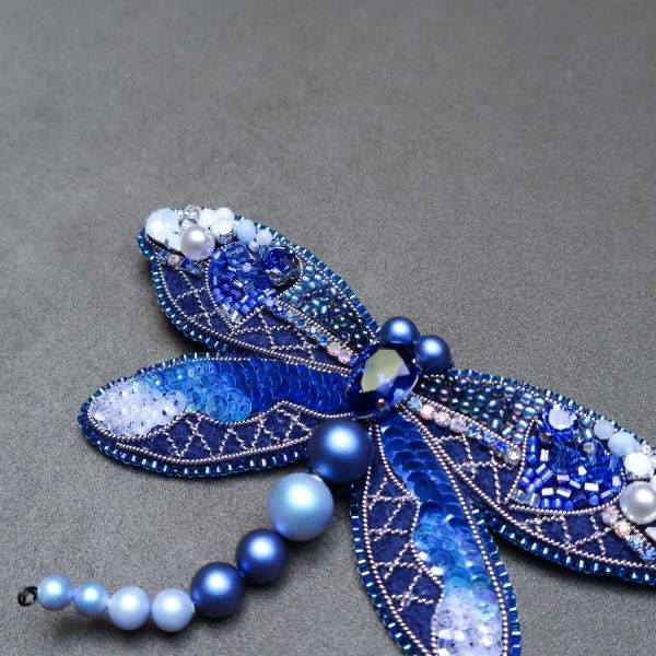 藍蜻蜓別針 手工刺繡胸針 / 珠繡胸針 / 施華洛世奇胸針 / 手工飾品 / 精品胸針 / 台灣設計品牌 / 珍珠胸針 / 精緻飾品 / 禮物推薦 / 高質感配件