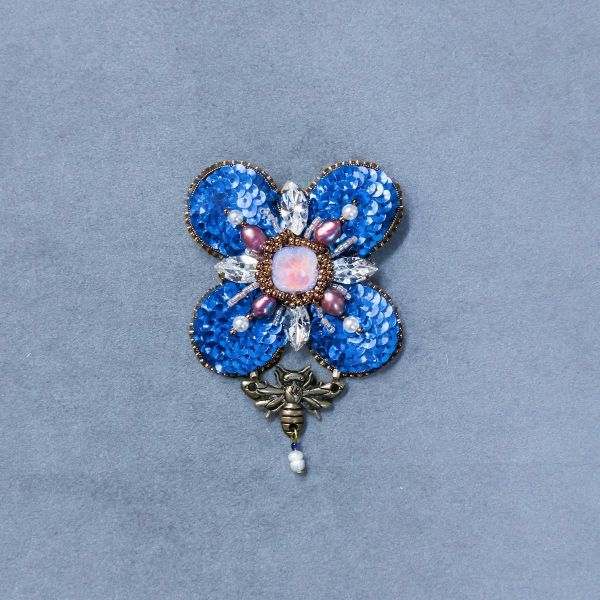 蜂戀花別針 手工刺繡胸針,珠繡胸針,施華洛世奇胸針,手工飾品,精品胸針,台灣設計品牌,珍珠胸針,精緻飾品,禮物推薦,高質感配件