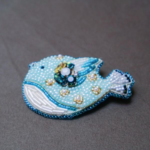 胖鳥小飛飛別針 手工刺繡胸針 / 珠繡胸針 / 施華洛世奇胸針 / 手工飾品 / 精品胸針 / 台灣設計品牌 / 珍珠胸針 / 精緻飾品 / 禮物推薦 / 高質感配件