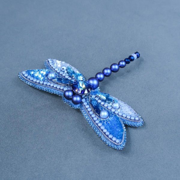 藍色蜻蜓別針 手工刺繡胸針,珠繡胸針,施華洛世奇胸針,手工飾品,精品胸針,台灣設計品牌,珍珠胸針,精緻飾品,禮物推薦,高質感配件