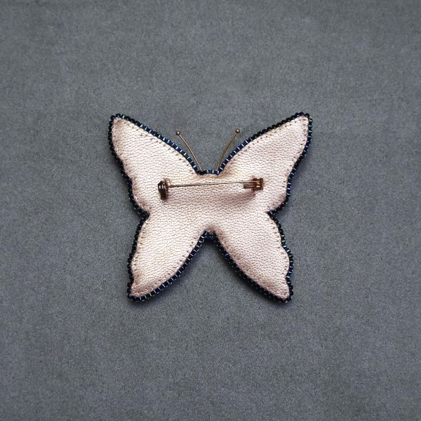 藍蝴蝶別針 手工刺繡胸針 / 珠繡胸針 / 施華洛世奇胸針 / 手工飾品 / 精品胸針 / 台灣設計品牌 / 珍珠胸針 / 精緻飾品 / 禮物推薦 / 高質感配件