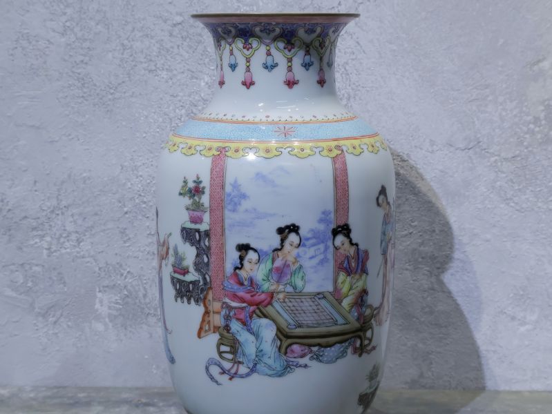 粉彩仕女瓶 