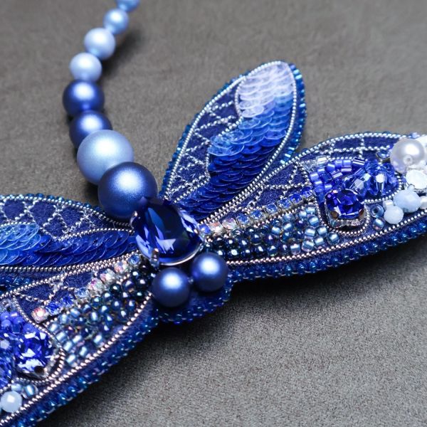 藍蜻蜓別針 手工刺繡胸針 / 珠繡胸針 / 施華洛世奇胸針 / 手工飾品 / 精品胸針 / 台灣設計品牌 / 珍珠胸針 / 精緻飾品 / 禮物推薦 / 高質感配件