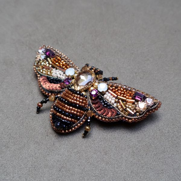 蜜蜂別針 手工刺繡胸針 / 珠繡胸針 / 施華洛世奇胸針 / 手工飾品 / 精品胸針 / 台灣設計品牌 / 珍珠胸針 / 精緻飾品 / 禮物推薦 / 高質感配件