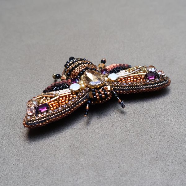 蜜蜂別針 手工刺繡胸針 / 珠繡胸針 / 施華洛世奇胸針 / 手工飾品 / 精品胸針 / 台灣設計品牌 / 珍珠胸針 / 精緻飾品 / 禮物推薦 / 高質感配件