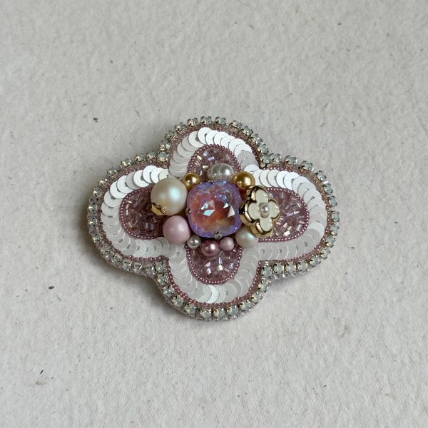 經典款別針-粉 手工刺繡胸針,珠繡胸針,施華洛世奇胸針,手工飾品,精品胸針,台灣設計品牌,珍珠胸針,精緻飾品,禮物推薦,高質感配件