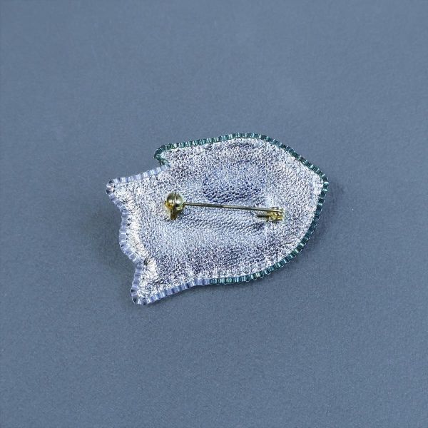粉色鬱金香別針 手工刺繡胸針,珠繡胸針,施華洛世奇胸針,手工飾品,精品胸針,台灣設計品牌,珍珠胸針,精緻飾品,禮物推薦,高質感配件
