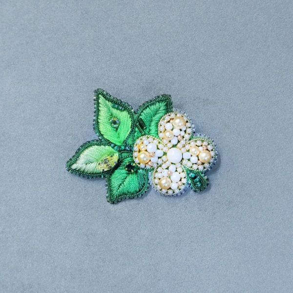 一枝花別針 手工刺繡胸針,珠繡胸針,施華洛世奇胸針,手工飾品,精品胸針,台灣設計品牌,珍珠胸針,精緻飾品,禮物推薦,高質感配件