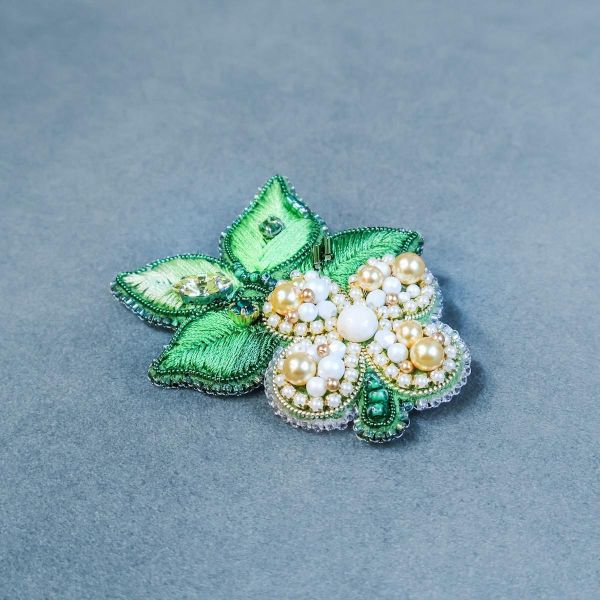 一枝花別針 手工刺繡胸針,珠繡胸針,施華洛世奇胸針,手工飾品,精品胸針,台灣設計品牌,珍珠胸針,精緻飾品,禮物推薦,高質感配件