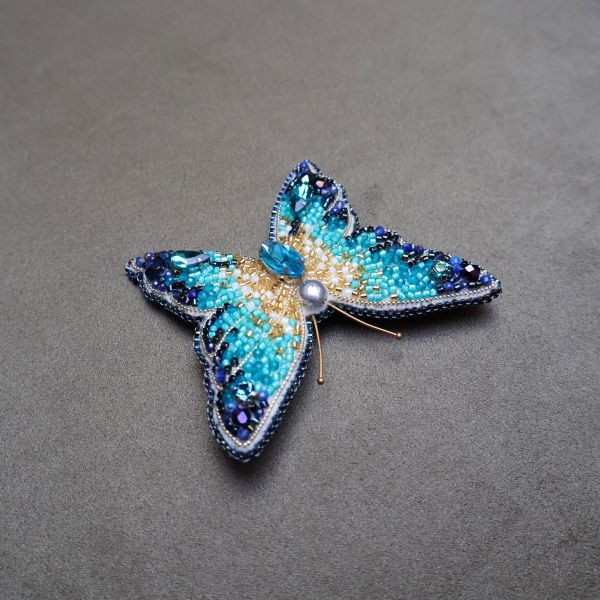 藍蝴蝶別針 手工刺繡胸針 / 珠繡胸針 / 施華洛世奇胸針 / 手工飾品 / 精品胸針 / 台灣設計品牌 / 珍珠胸針 / 精緻飾品 / 禮物推薦 / 高質感配件