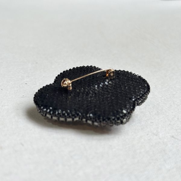 經典款別針-黑 手工刺繡胸針,珠繡胸針,施華洛世奇胸針,手工飾品,精品胸針,台灣設計品牌,珍珠胸針,精緻飾品,禮物推薦,高質感配件